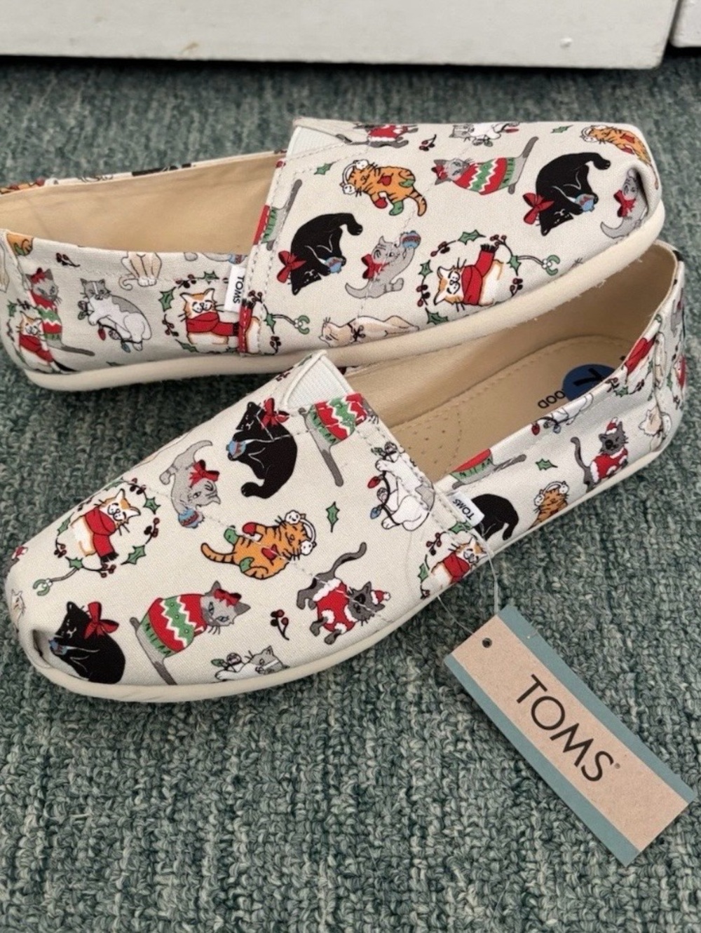 TOMS Belmont Christmas Holiday Cats Canvas Flat Shoes Slip On Womens 7.5 NEW